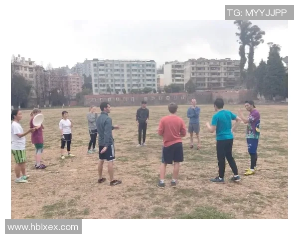 飞盘战术解析：重庆飞盘队如何利用边路渗透撕裂防线