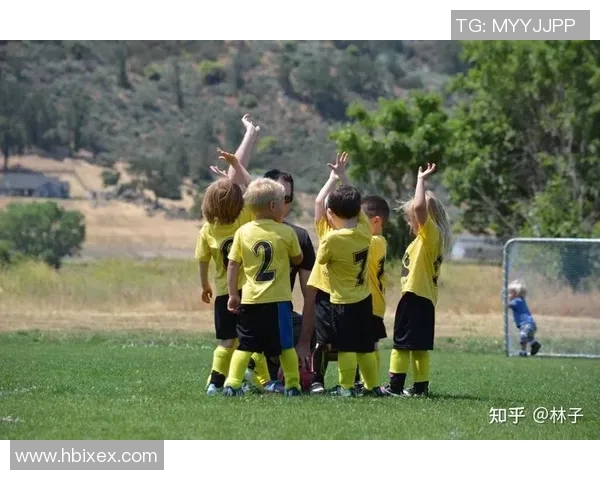 足球明星们的欢乐瞬间打闹视频合集尽显球场外的趣味与友谊